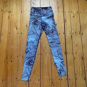 Beyond Yoga - Size Medium Reversible Gray black lotus leggings highrise